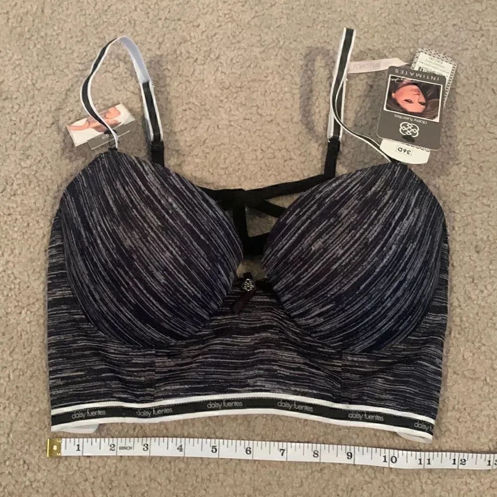 NWT Daisy Fuentes Sporty Lined Bra with Strappy Back size 36D